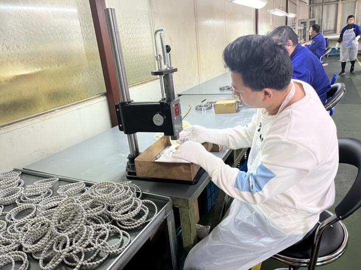 工业机器人使用交叉滚子轴承有哪些优点？